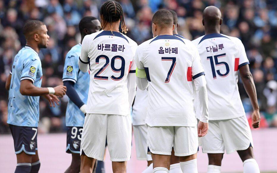 巴黎球员身穿印有韩国名字的球衣 李刚仁掀热潮 球衣热销
