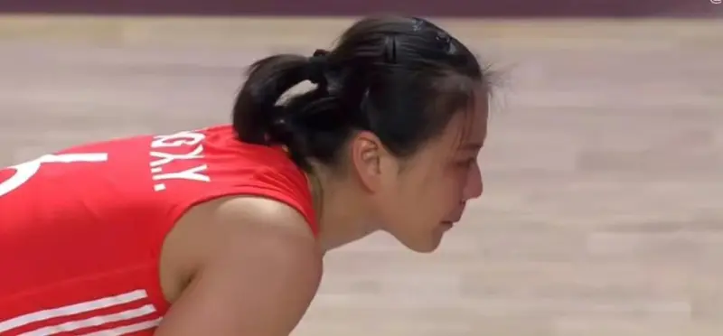 中国女排对阵波兰女排的比赛中 龚翔宇在场上突然泪流满面